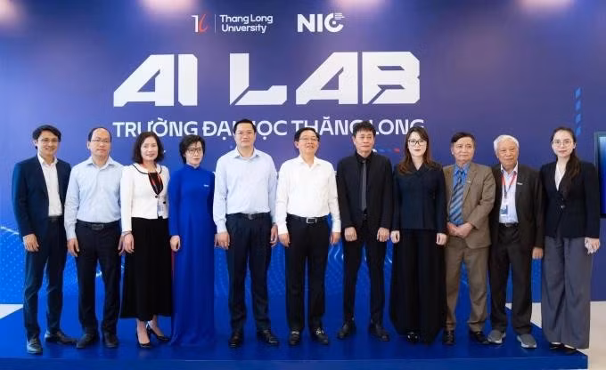 Phó thủ tướng Hồ Quốc Dũng (ở giữa) tại lễ khai trương AI Lab của Trường đại học Thăng Long. Ảnh: NIC.