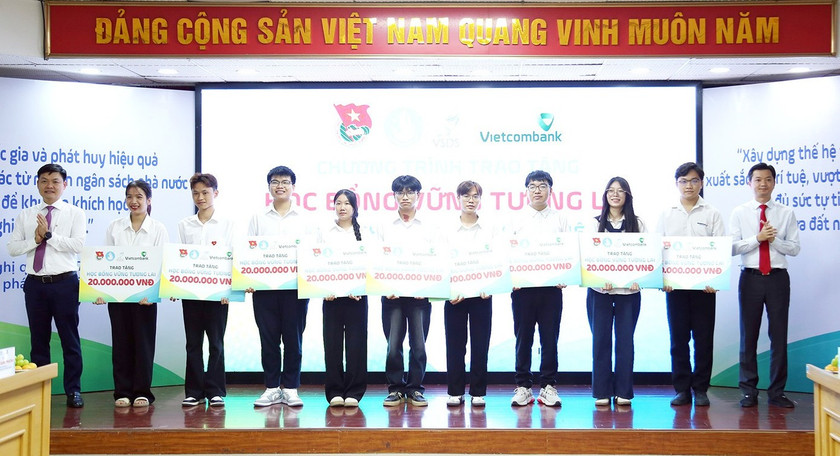Ban tổ chức trao học bổng loại A cho các sinh viên.