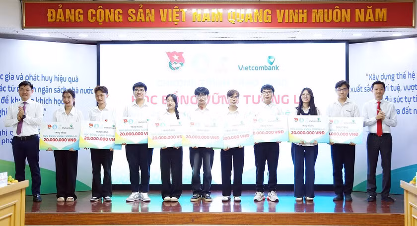 Ban tổ chức trao học bổng loại A cho các sinh viên.