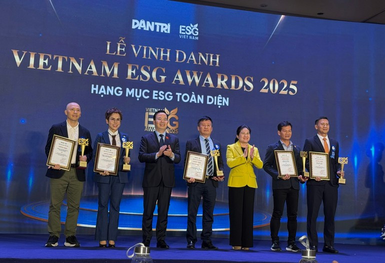 Trao cúp và chứng nhận cho nhóm 5 doanh nghiệp tiếp theo được vinh danh Top 10 Doanh nghiệp thực thi ESG toàn diện nổi bật tại Vietnam ESG Awards 2025.