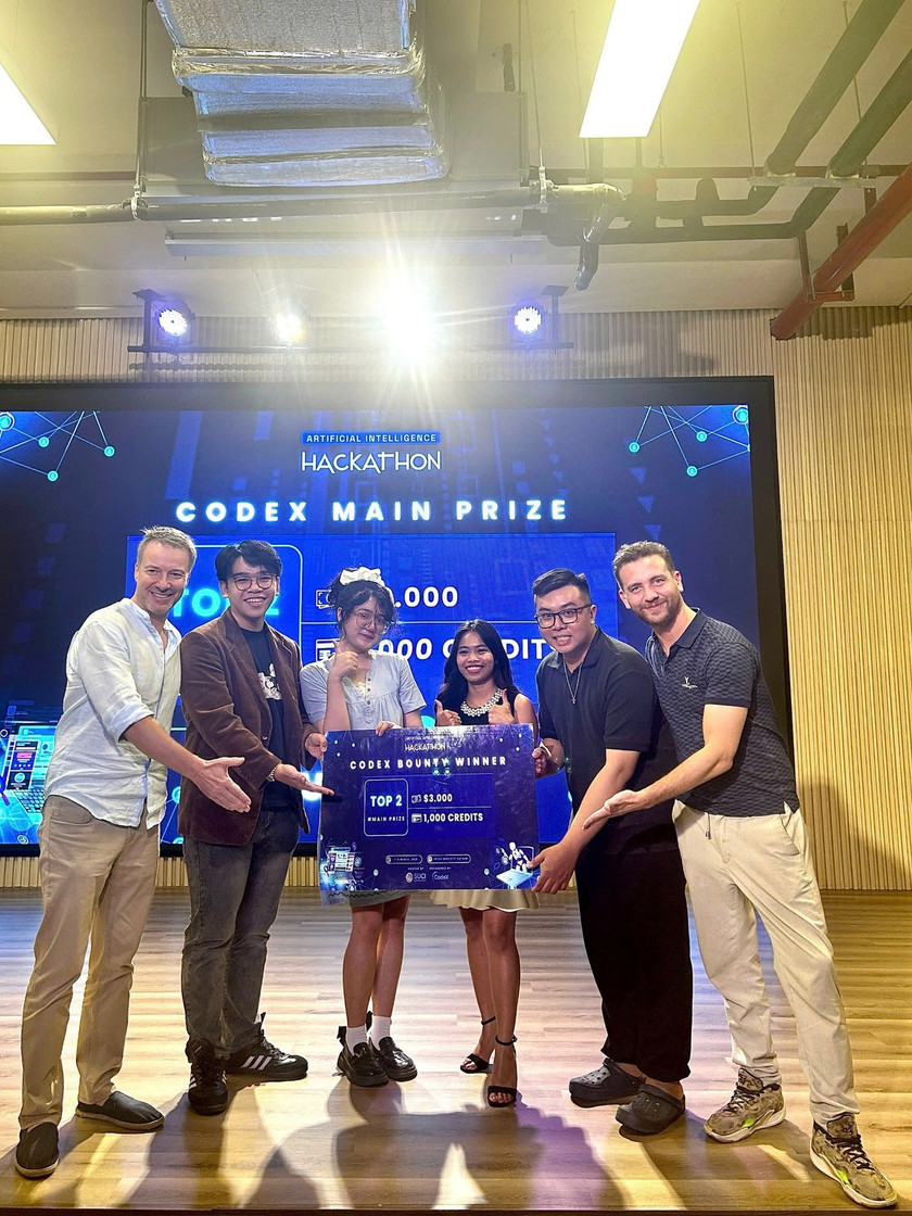 Võ Ngọc Minh Anh (thứ 3, từ trái sang), sinh viên Trường ĐH Khoa học Tự nhiên (ĐHQG TPHCM), cùng các thành viên nhóm nhận giải Nhì và giải Đặc biệt về hạng mục cách sử dụng AI sáng tạo nhất tại cuộc thi AI Hackathon