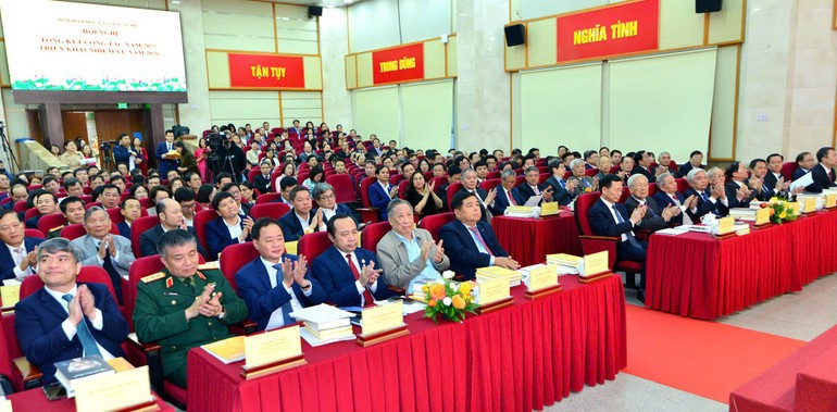 Hội nghị cũng kết nối trực tuyến với các điểm cầu ở 34 tỉnh/thành phố.