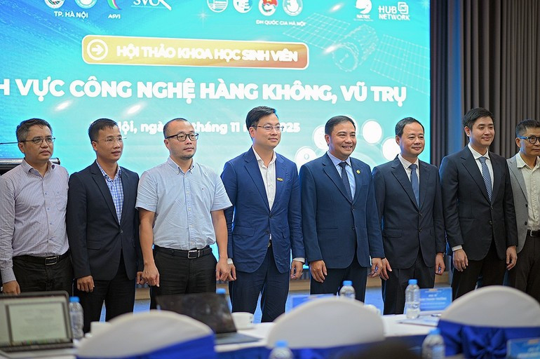 Đại diện lãnh đạo các ban, bộ, ngành, đại diện các chuyên gia tham dự hội thảo.