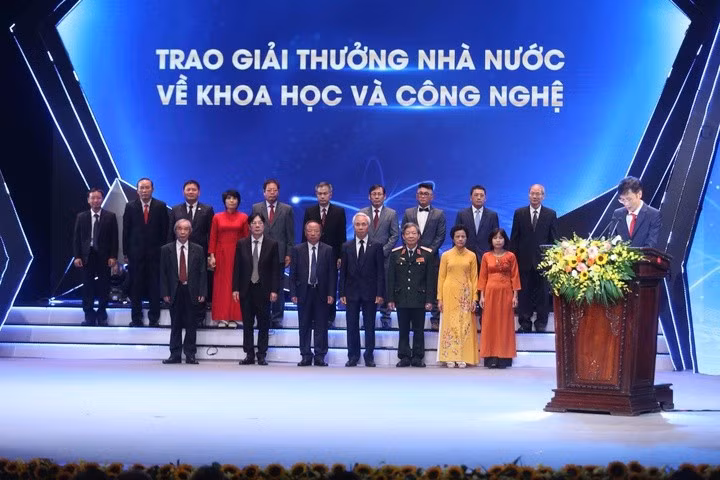 Các tác giả, đại diện tác giả, đại diện đồng tác giả của 12 công trình, cụm công trình được tặng Giải thưởng Nhà nước về KH&amp;CN, năm 2022.