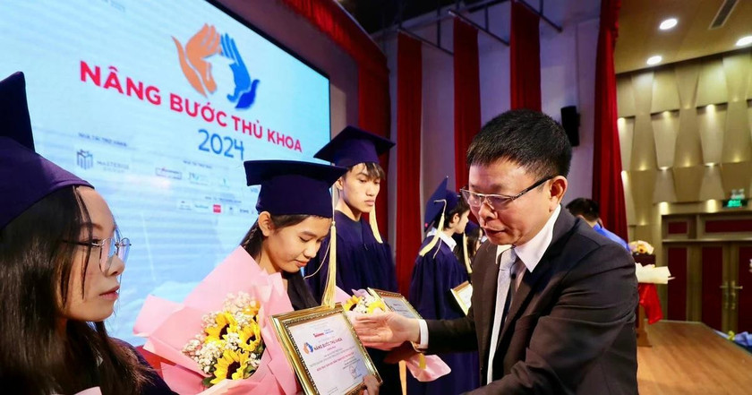 Báo Tiền Phong công bố danh sách ứng viên nhận học bổng 'Nâng bước thủ khoa' năm 2025