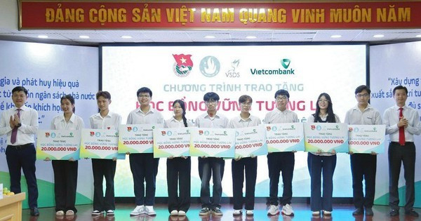 715 học sinh, sinh viên hoàn cảnh khó khăn được nhận học bổng 'Vững tương lai' năm học 2024-2025