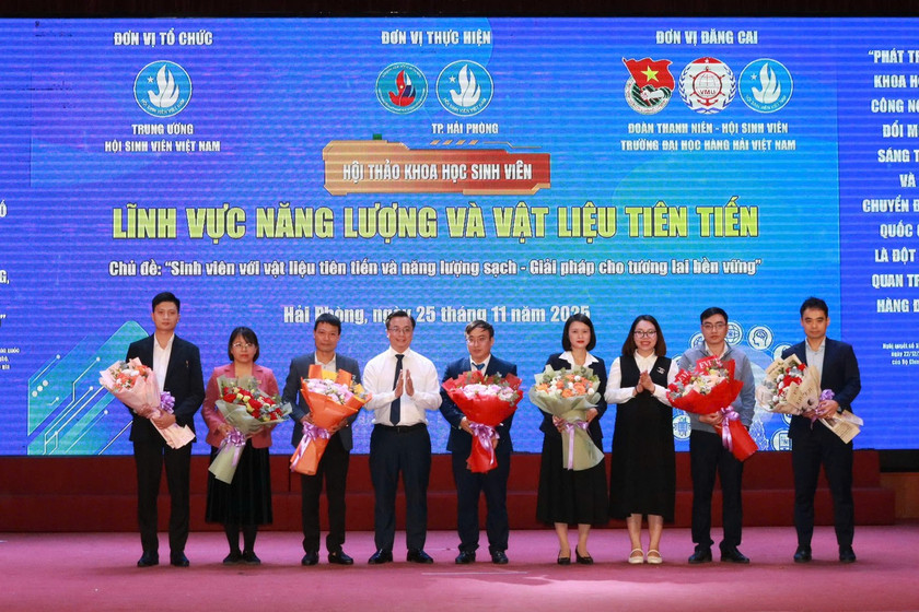 Ban Tổ chức tặng hoa tri ân các diễn giả tham dự chương trình.