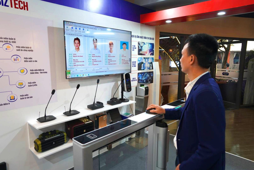 Khách hàng trải nghiệm ứng dụng của BizTech.