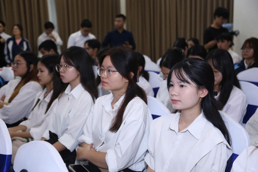 Toàn cảnh Hội thảo khoa học sinh viên lĩnh vực Công nghệ Hàng không, vũ trụ.