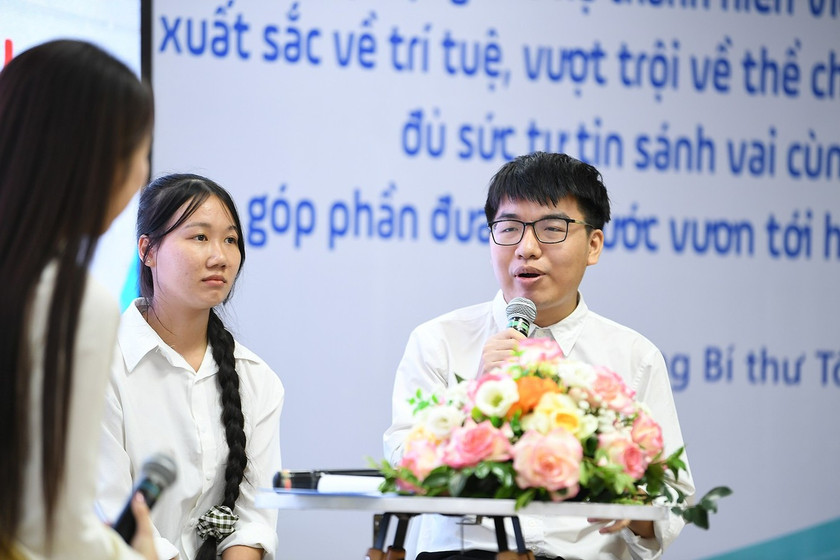 Các bạn sinh viên nhận học bổng chia sẻ tại chương trình.