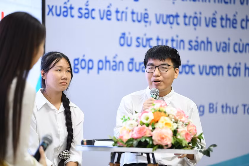 Các bạn sinh viên nhận học bổng chia sẻ tại chương trình.