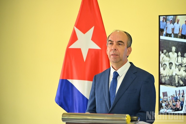 Đồng chí Rogelio Polanco Fuentes phát biểu ý kiến tại buổi họp báo.