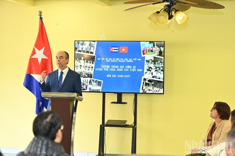 Các đại biểu dự buổi họp báo.