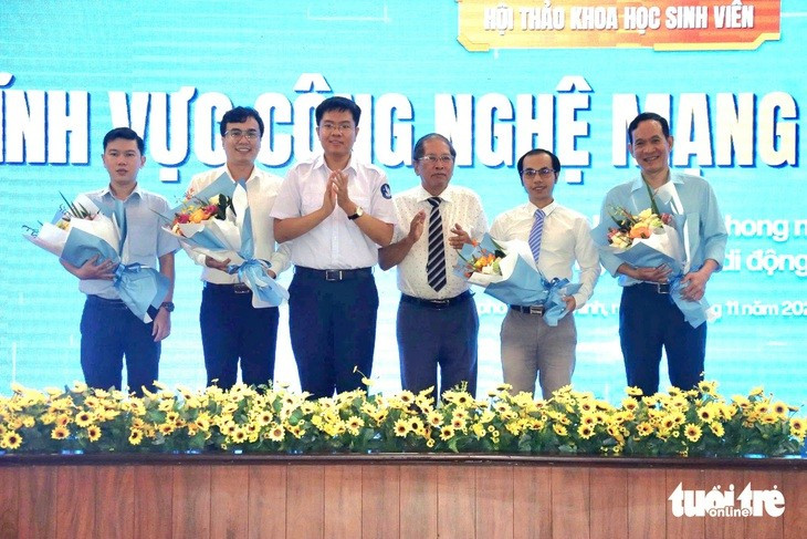 Chủ tịch Hội Sinh viên Việt Nam TP.HCM Nguyễn Đăng Khoa (thứ ba từ trái qua) tặng hoa đến các thành viên ban cố vấn - Ảnh: LÊ HUY