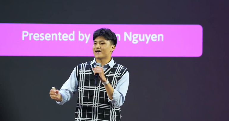 Sinh viên Nguyễn Tài Hưng trình bày tham luận.