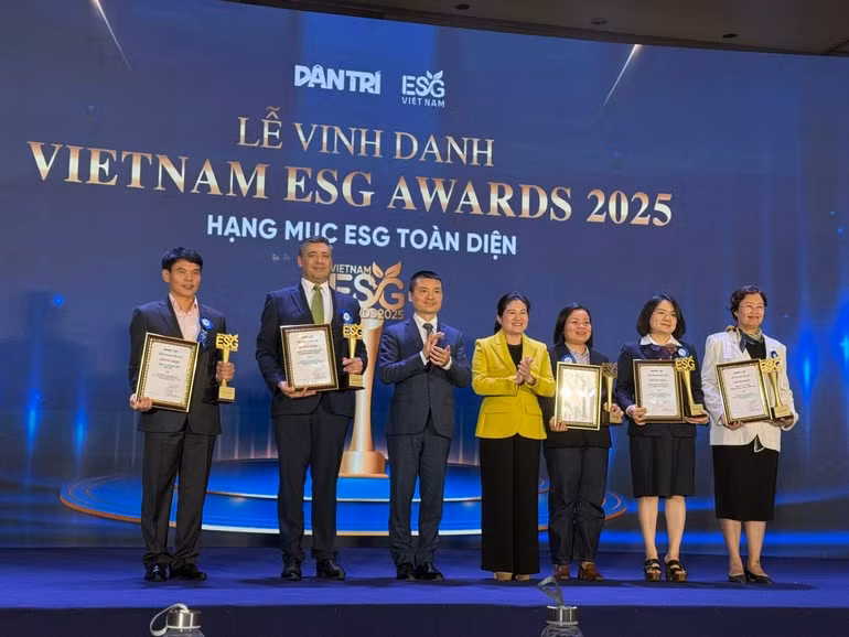 Thứ trưởng Nội vụ Nguyễn Thị Hà và Tổng Biên tập báo Dân trí, Trưởng Ban Tổ chức Diễn đàn ESG Việt Nam 2025 Phạm Tuấn Anh cùng trao danh vị cho nhóm 5 doanh nghiệp đầu tiên.