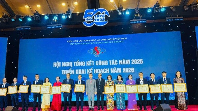 Lãnh đạo Viện Hàn lâm trao Bằng khen cho các đơn vị đạt thành tích xuất sắc năm 2025. (Ảnh: BÍCH LIÊN)