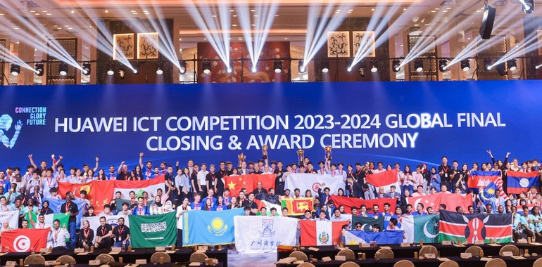 Các đội tuyển tham gia vòng chung kết tại lễ trao giải cuộc thi.