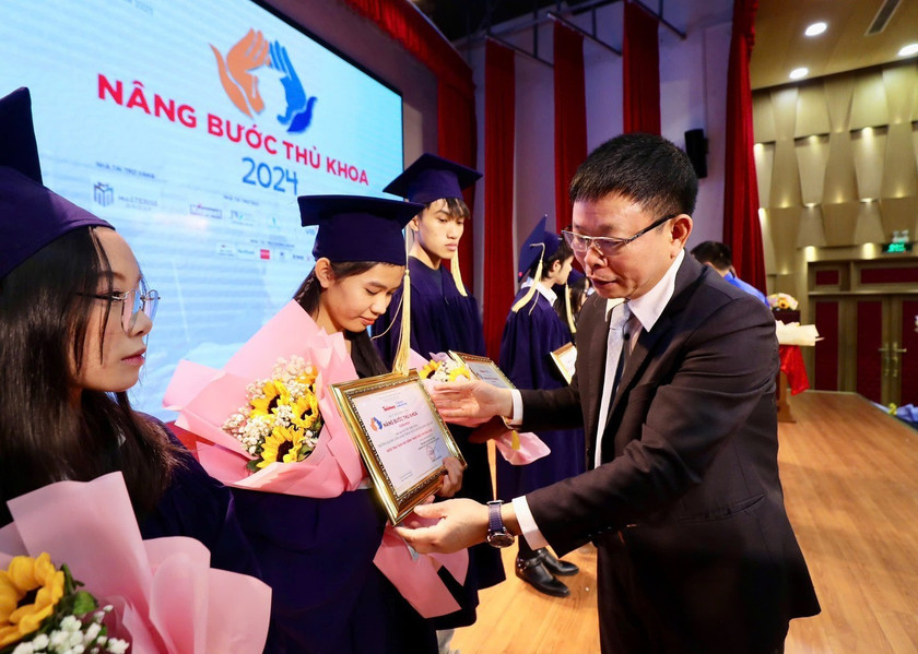 Nhà báo Phùng Công Sưởng - Tổng Biên tập báo Tiền Phong- Giám đốc Quỹ Hỗ trợ Tài năng trẻ Việt Nam- Trưởng ban Tổ chức Nâng bước Thủ khoa toàn quốc trao học bổng cho sinh viên năm 2024 tại TPHCM.