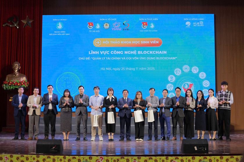 Ban Tổ chức tặng hoa tri ân các diễn giả.