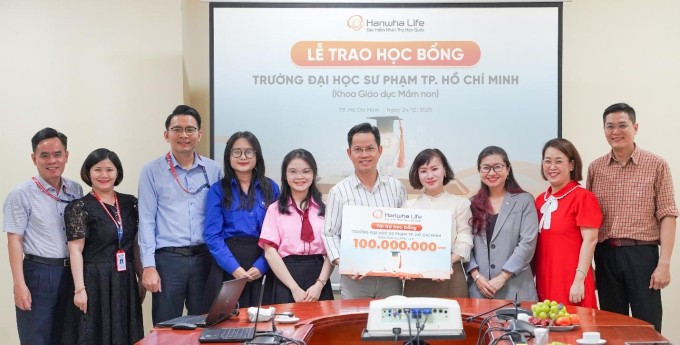 Đại diện doanh nghiệp trao bảng tài trợ cho đại diện trường Đại học Sư phạm TP HCM. Ảnh: Hanwha Life Việt Nam