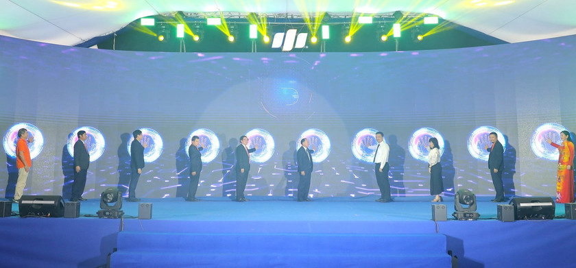 Các đại biểu thực hiện nghi thức bấm nút khởi công động thổ Dự án Trung tâm nghiên cứu Trí tuệ nhân tạo AI.