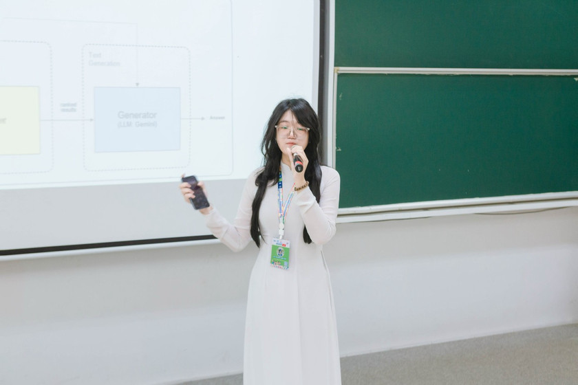 Minh Anh thuyết trình về công trình nghiên cứu khoa học của mình