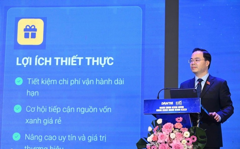 Phó Chủ nhiệm Ủy ban Khoa học công nghệ và Môi trường của Quốc hội, Tiến sĩ Trần Văn Khải trình bày tại Diễn đàn.