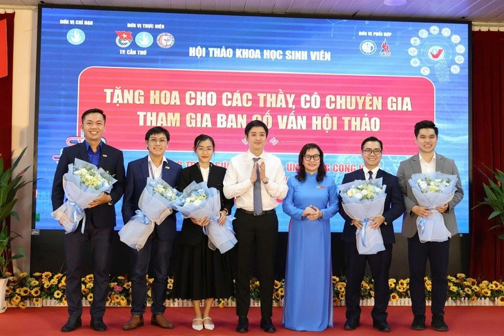Ban cố vấn hội thảo lĩnh vực y học được tổ chức dành cho sinh viên trẻ Cần Thơ - Ảnh: NGỌC DIỄM