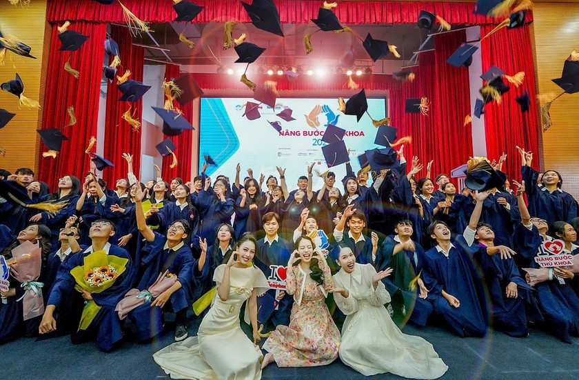 Dàn Hoa, Á hậu Việt Nam đồng hành cùng các tân sinh viên nhận học bổng