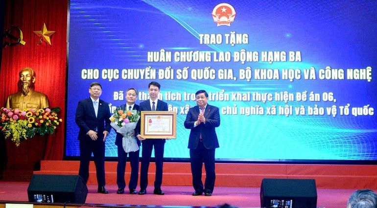 Phó Thủ tướng Nguyễn Chí Dũng trao tặng thưởng Huân chương Lao động hạng Ba cho Cục Chuyển đổi số quốc gia (Bộ Khoa học và Công nghệ).
