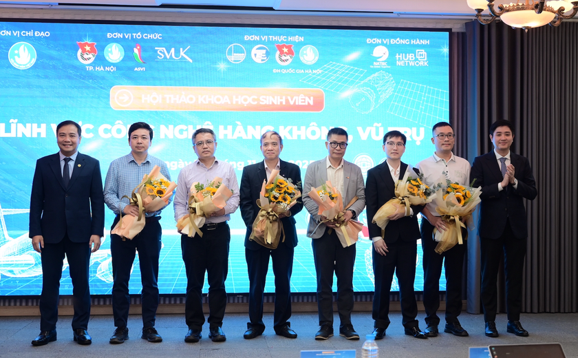 Trung ương Hội Sinh viên Việt Nam tặng hoa tri ân Ban cố vấn Hội thảo.