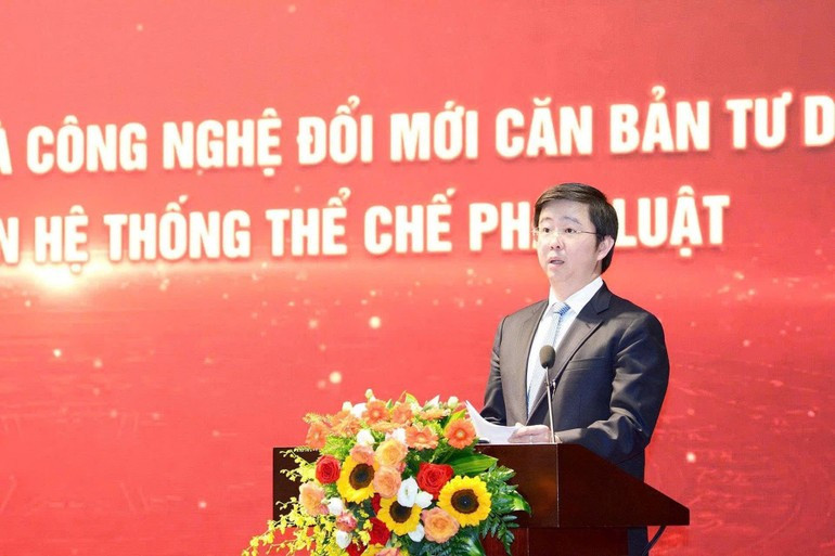 Thứ trưởng Bùi Hoàng Phương trình bày báo cáo tổng kết công tác năm 2025, phương hướng triển khai nhiệm vụ năm 2026 của Bộ Khoa học và Công nghệ.