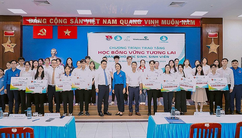 Học sinh, sinh viên thành phố mang tên Bác nhận học bổng "Vững tương lai".
