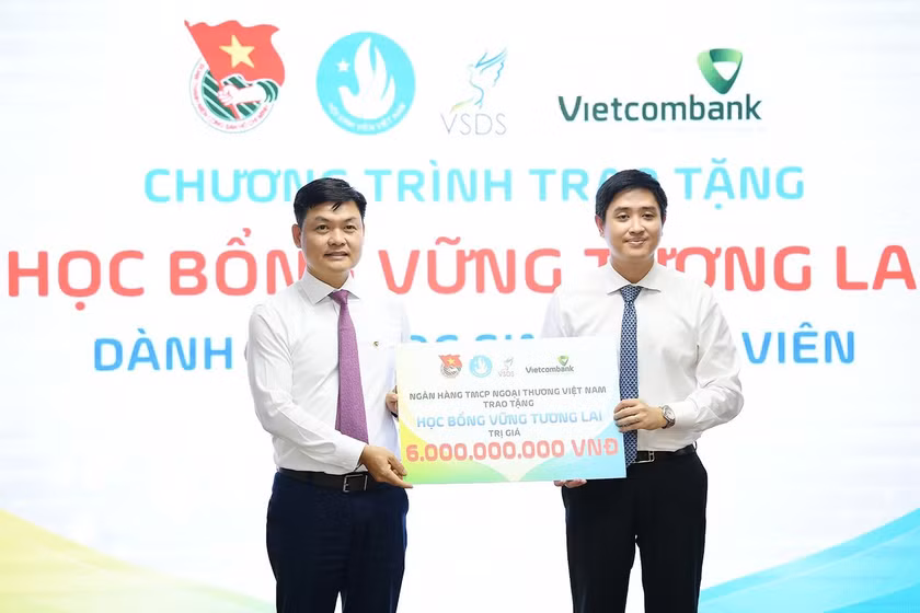 Ban Tổ chức nhận biển tượng trưng từ các đơn vị đồng hành.