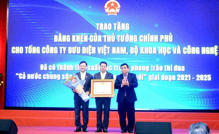 Phó Thủ tướng Nguyễn Chí Dũng trao tặng Bằng khen của Thủ tướng Chính phủ cho Tổng Công ty Bưu điện Việt Nam (Vietnam Post).