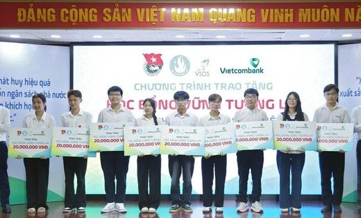 715 học sinh, sinh viên hoàn cảnh khó khăn được nhận học bổng 'Vững tương lai' năm học 2024-2025