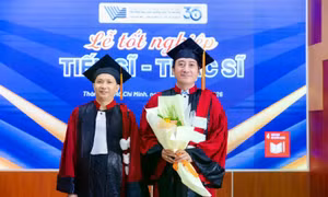 TS Lê Ngọc Năng (bên trái) trở thành tiến sĩ đầu tiên tốt nghiệp ngành Địa chất học của Trường ĐH Khoa học tự nhiên.