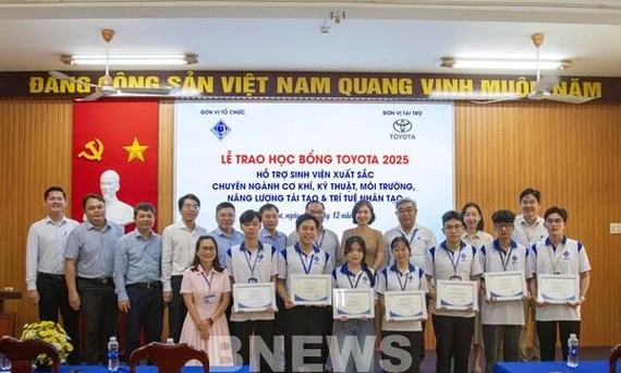 Toyota Việt Nam trao học bổng cho sinh viên xuất sắc các trường đại học