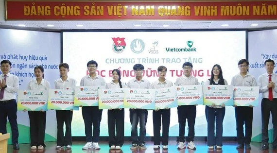 715 học sinh, sinh viên hoàn cảnh khó khăn được nhận học bổng 'Vững tương lai' năm học 2024-2025