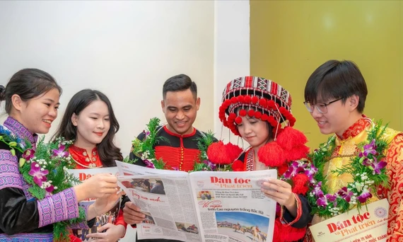 Trao học bổng cho hơn 2.000 học sinh, sinh viên, thanh niên DTTS xuất sắc, tiêu biểu