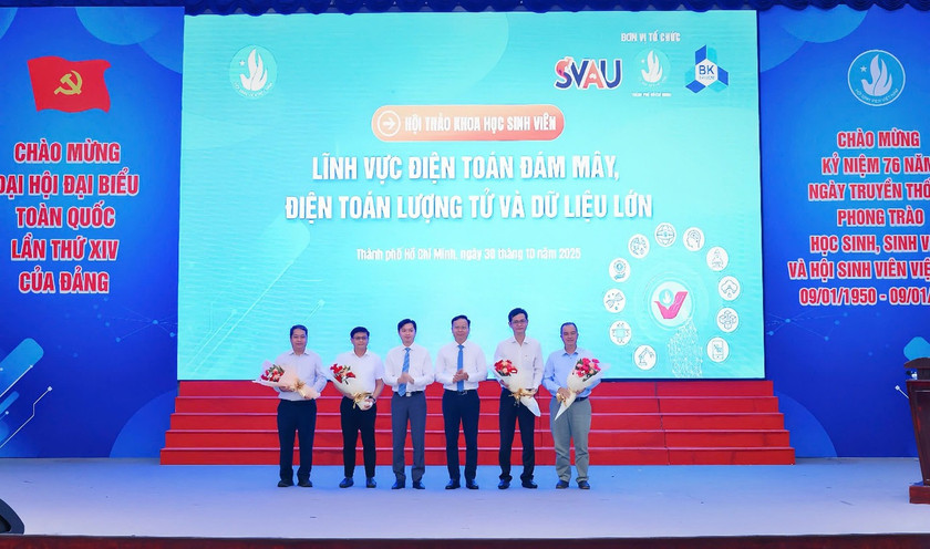 Anh Nguyễn Minh Triết - Bí thư Trung ương Đoàn, Chủ tịch Trung ương Hội SVVN tặng hoa cho đại biểu khách mời tham dự hội thảo.