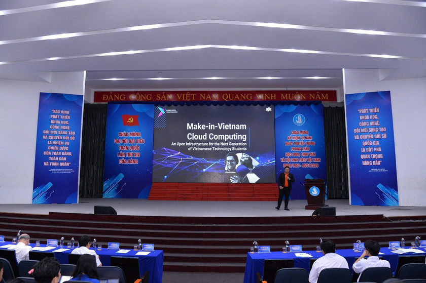 Các đại biểu trình bày tham luận tại hội thảo.