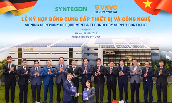 Bà Trần Thị Hồng Thủy - Giám đốc Nhà máy Vaccine và Sinh phẩm VNVC và ông Florian Blobel - Giám đốc Kinh doanh Syntegon Pharma Liquid khu vực Châu Á - Thái Bình Dương ký kết hợp tác. Ảnh: VGP/Thế Vinh.