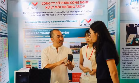 TS Ngô Huỳnh Thiện, Tổng giám đốc ARC-V, giới thiệu các sản phẩm thu được từ rác. Ảnh: Lê Tuyết.