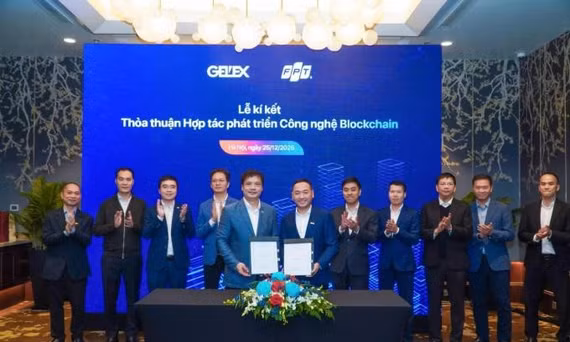 Đại diện lãnh đạo FPT và GELEX ký kết thỏa thuận hợp tác phát triển công nghệ blockchain.