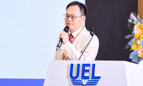 PGS Gwanghyun Jo - Trường đại học Hanyang (Hàn Quốc) - chia sẻ kinh nghiệm về AI trong nghiên cứu - Ảnh: TRỌNG NHÂN