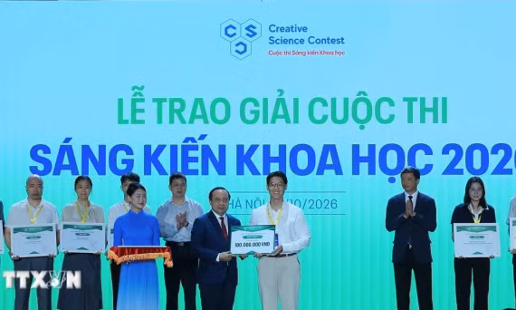 Bộ trưởng Bộ Khoa học và Công nghệ Vũ Hải Quân trao giải Nhất - Giải thưởng "Sách khoa học, công nghệ, đổi mới sáng tạo, chuyển đổi số năm 2026". (Ảnh: Hoàng Hiếu/ TTXVN)