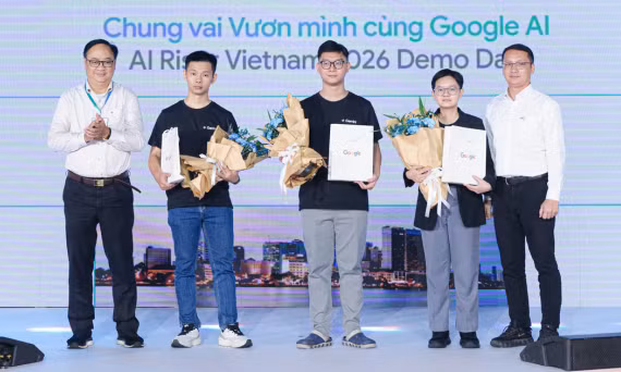 Vinh danh 3 sáng kiến được khán giả bình chọn yêu thích nhất - Ảnh: NGỌC LINH