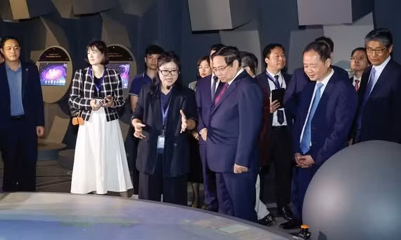 Thủ tướng tham quan Bảo tàng Vũ trụ Việt Nam nằm trong Trung tâm Vũ trụ Việt Nam tại Khu Công nghệ cao Hoà Lạc.